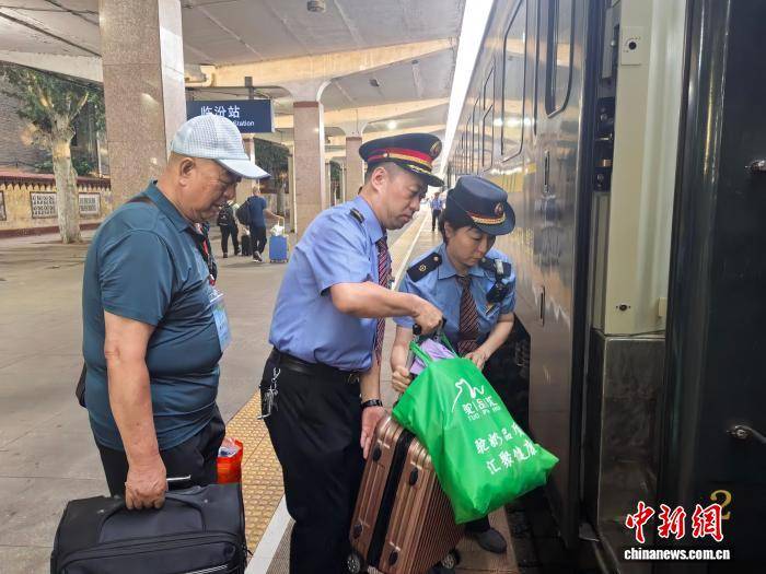 國鐵太原局加密開行旅遊專列 服務暑期銀髮旅遊熱