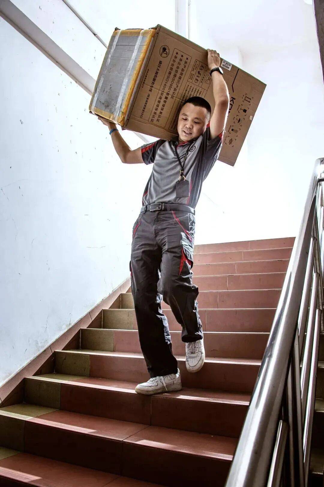 深圳快遞小哥，在人民大會堂領獎