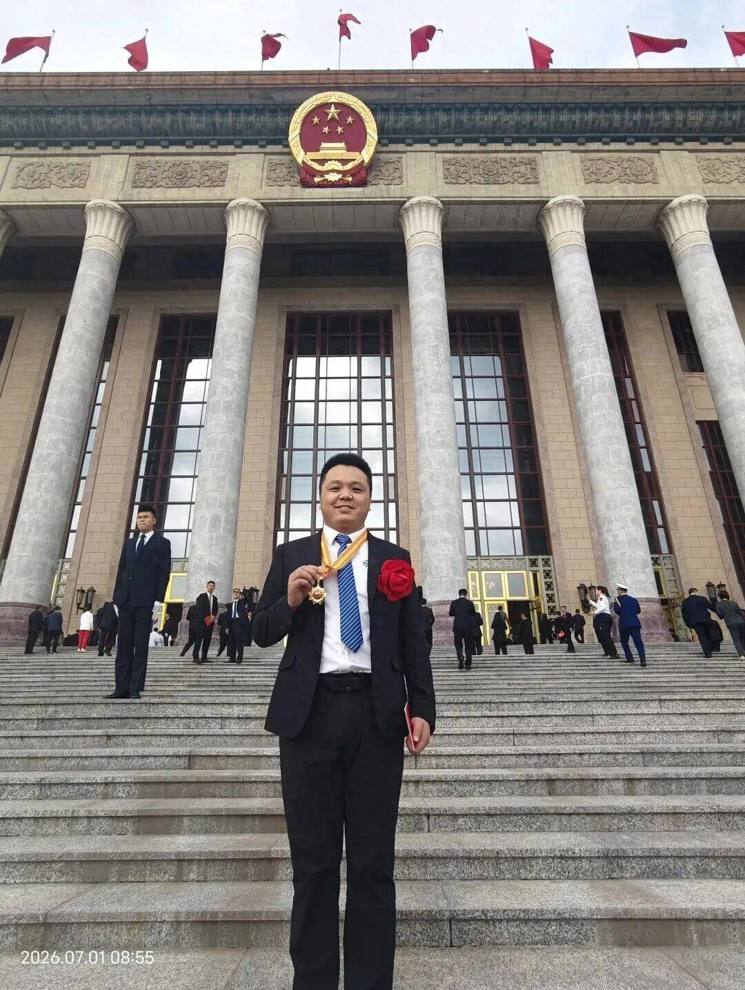 深圳快遞小哥，在人民大會堂領獎