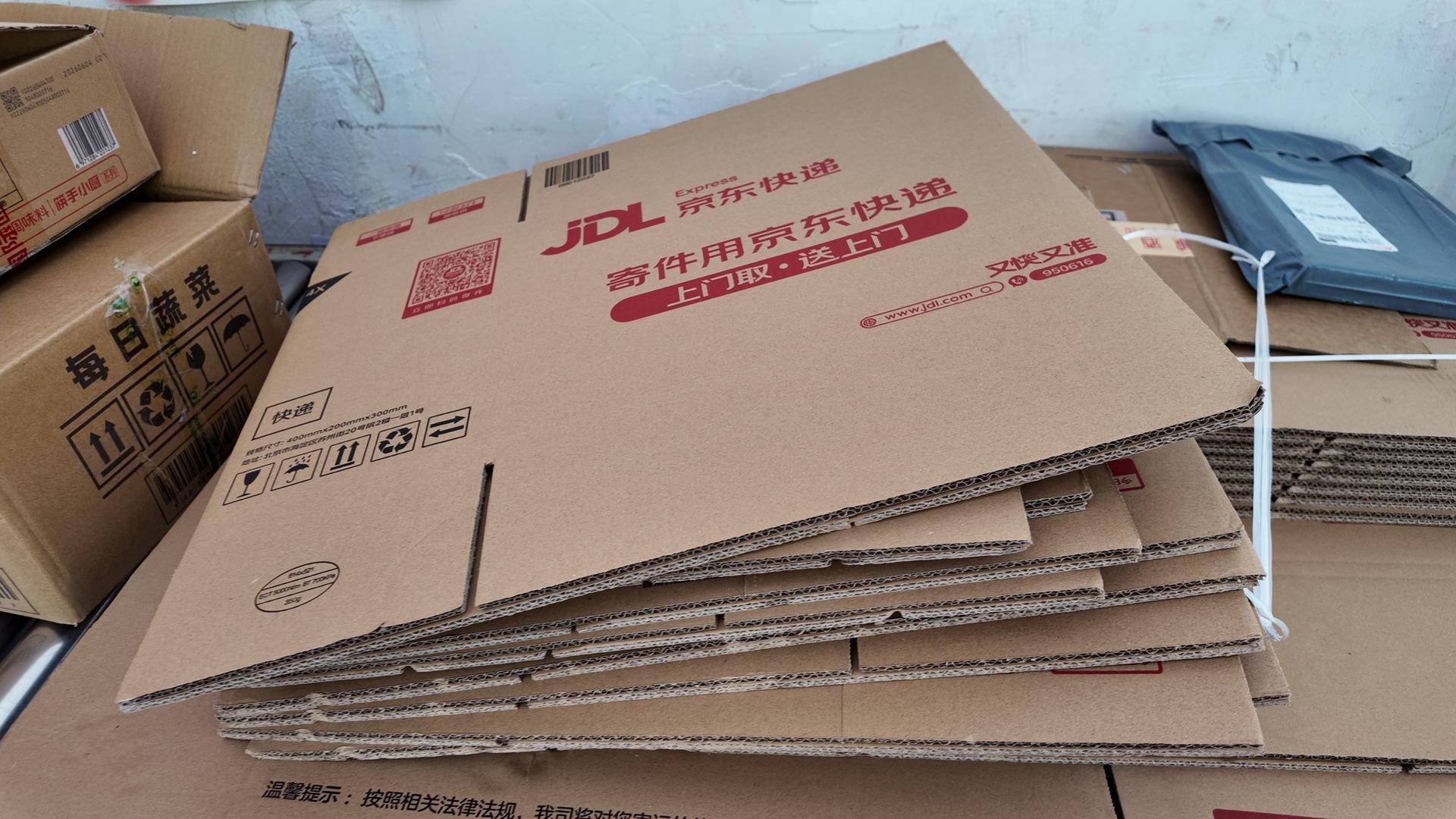 快遞包裝“瘦身令”實施第一週，探訪成都快遞站點：膠帶窄了、紙箱薄了、迴圈代替一次性