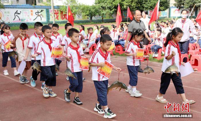 廣西侗鄉一小學期末獎勵“接地氣” 學子喜提豬腳鯉魚