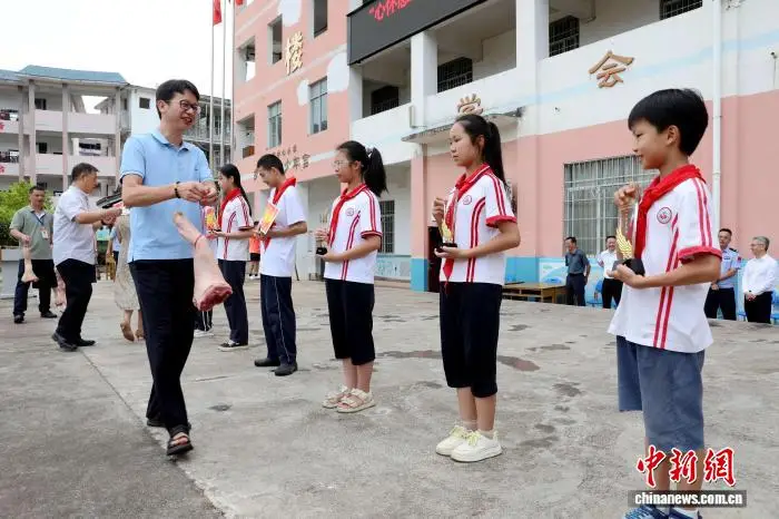 廣西侗鄉一小學期末獎勵“接地氣” 學子喜提豬腳鯉魚