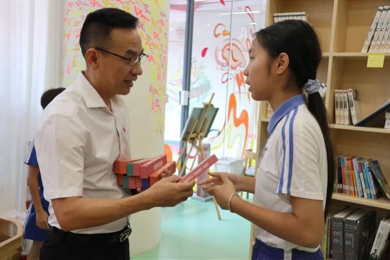 324封來信，封封有回應！深圳這位小學校長真暖心