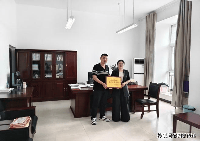 報登門傳佳音  校校攜手育英才——平昌縣職業中學開展為本科上線學子送賀信暨優質生源學校授牌活動