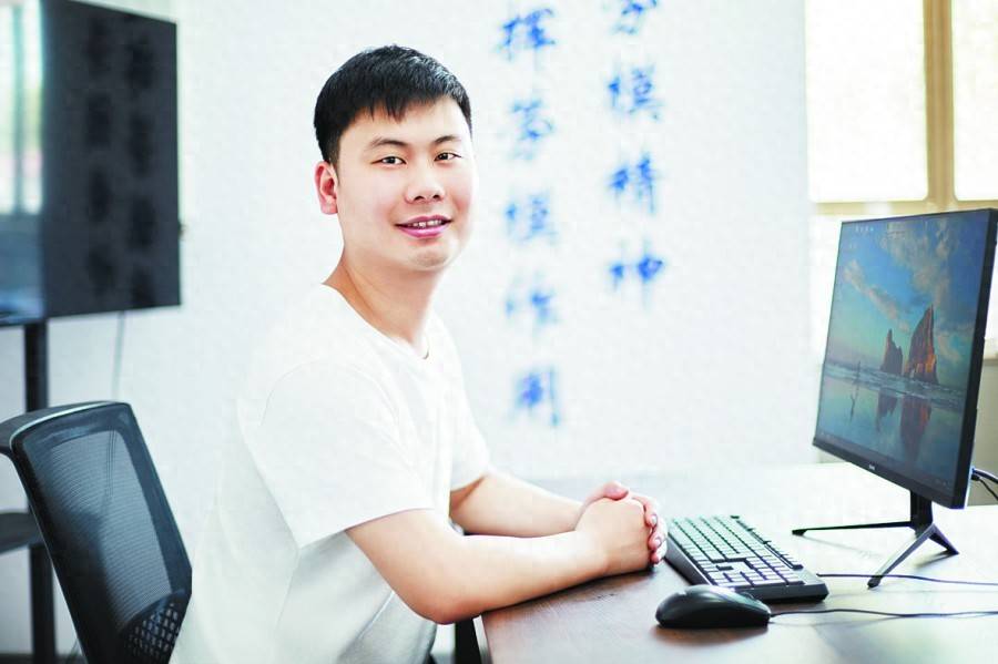 邱軍強：在“精”字上雕刻青春