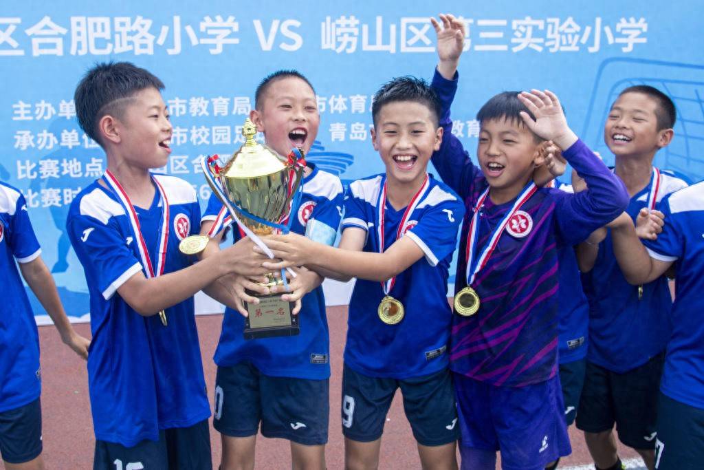 校園足球新勢力④｜把中超“戰術板”搬進小學操場，合肥路小學牽手西海岸青訓，從銅牌到金牌的“三級跳”