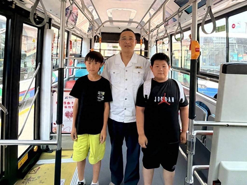 暑假打卡地竟是公交車！青島倆小學生坐公交漫遊城市