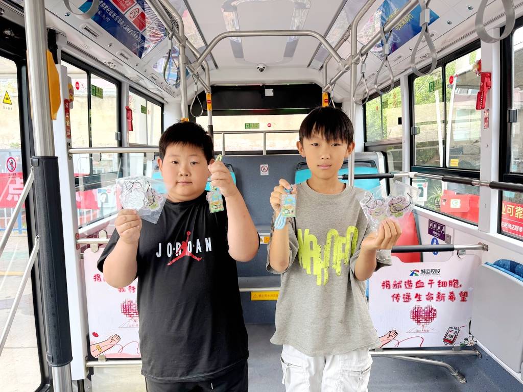 暑假打卡地竟是公交車！青島倆小學生坐公交漫遊城市