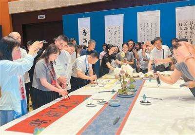 鄂臺書法家武漢揮毫傳承傳統文化