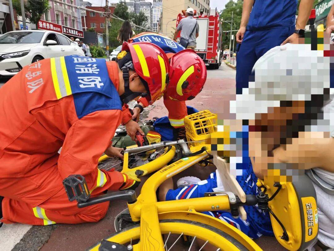 孩童腳踝卡共享單車輪轂，信達中心小型站消防員快速破拆暖心救援