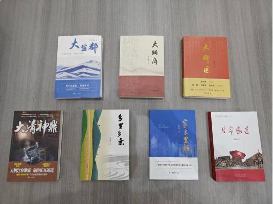 張葆海向濰坊市圖書館捐贈個人作品