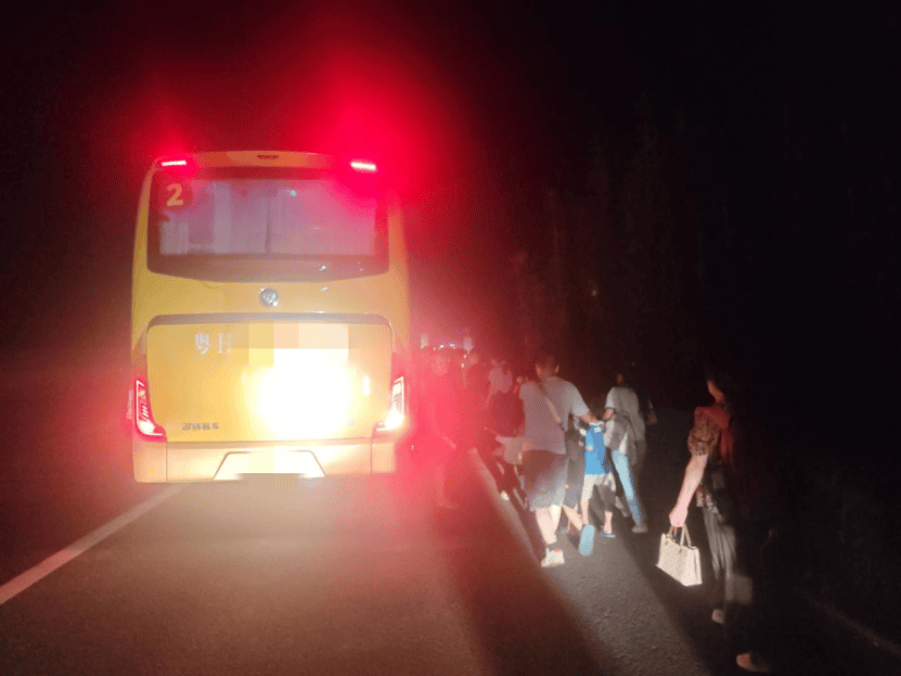 多方聯動快速處置故障客車，廣賀高速貼心服務為司乘解暑
