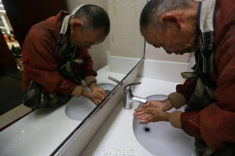 曾回應“市民投訴拾荒者看書”，杭州圖書館再次火了