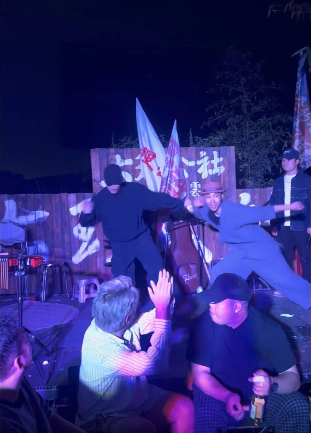 “所有人都在緊繃地扮演鬆弛”，這舞蹈為什麼吵上熱搜