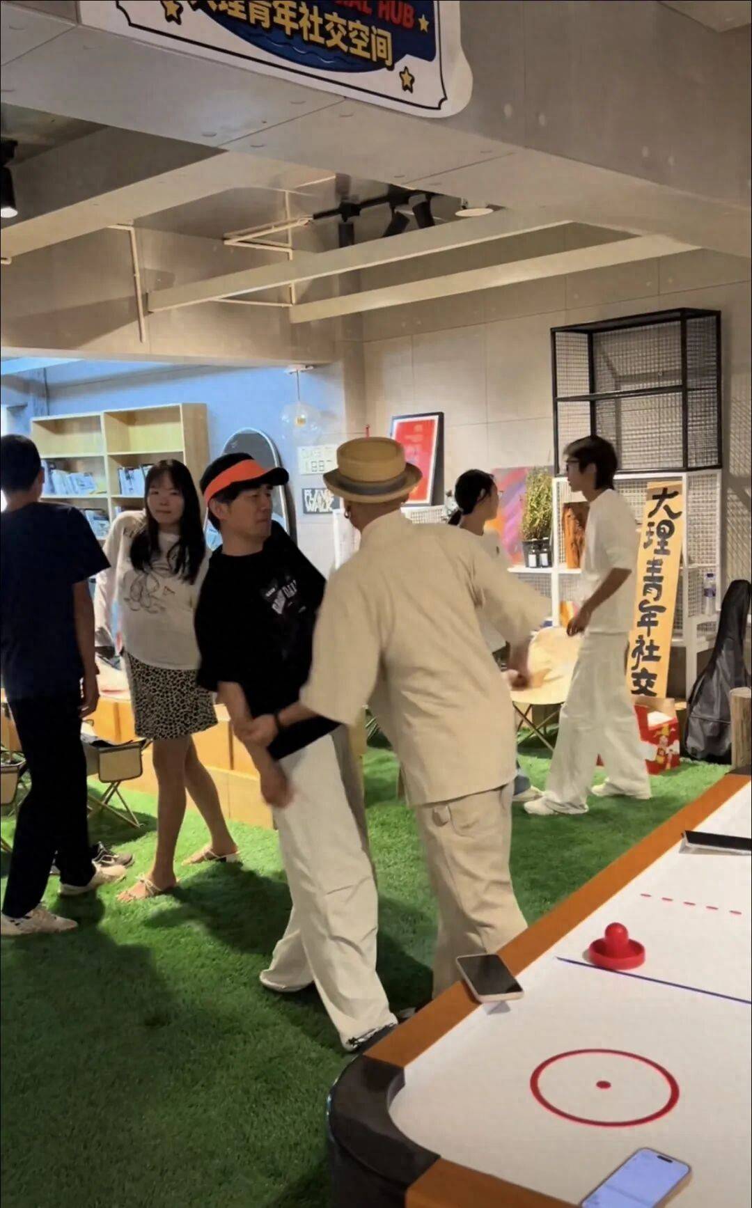 “所有人都在緊繃地扮演鬆弛”，這舞蹈為什麼吵上熱搜