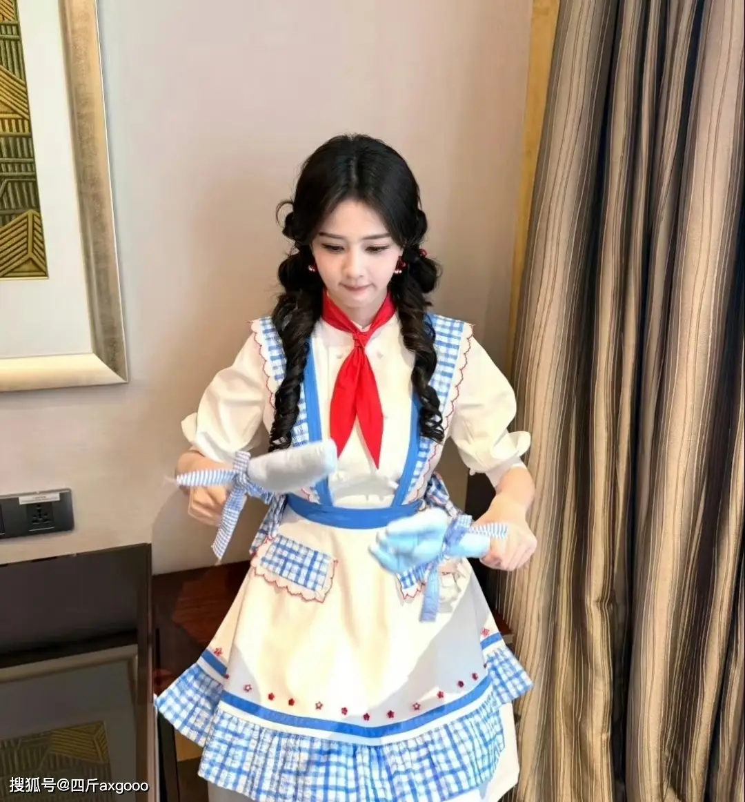 原創女星白鹿開機現場摔倒，自嘲低估舞蹈高度並報平安，堅持參加活動