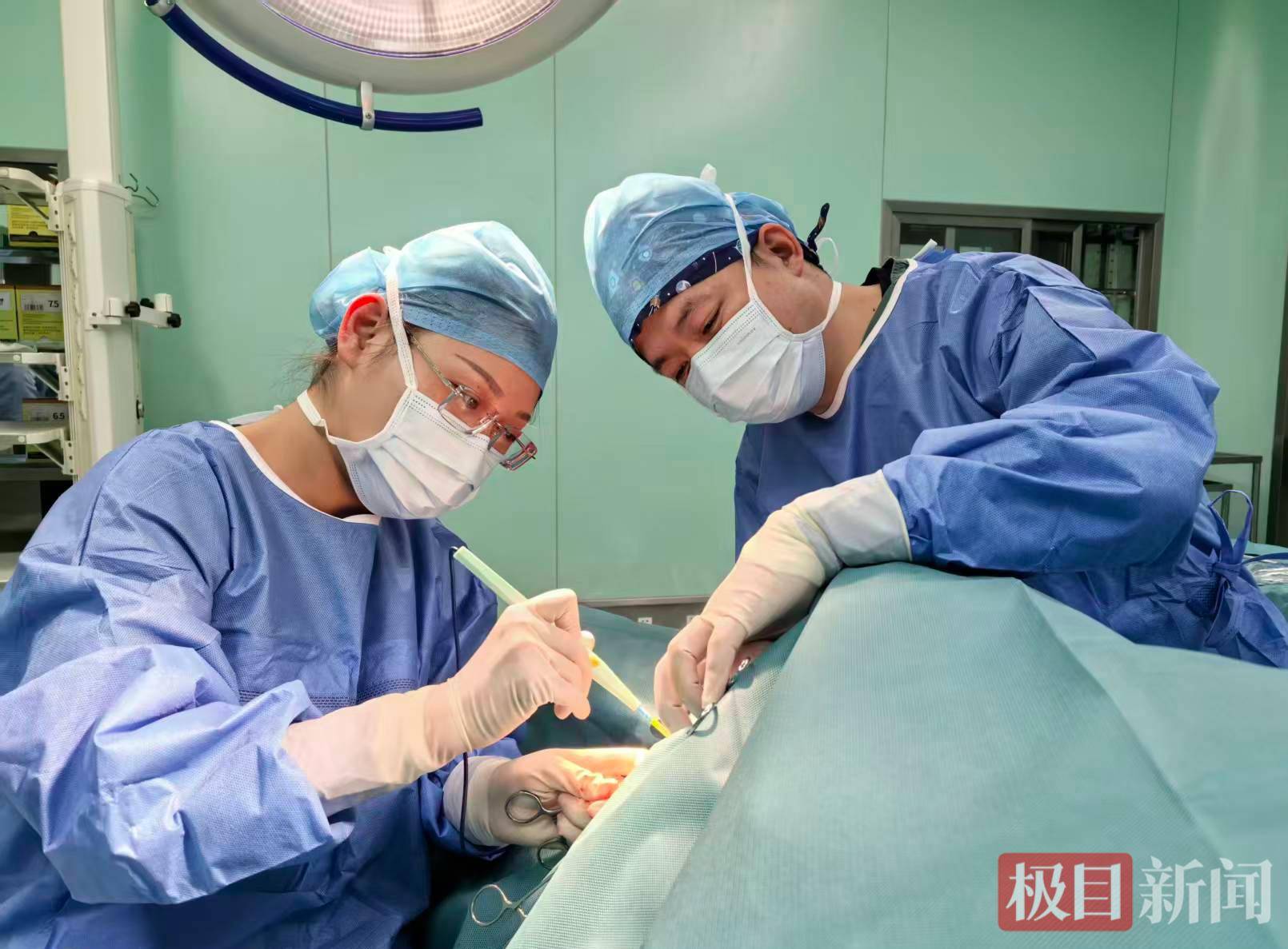 17歲少年後背長“鵝蛋大”腫物，小切口美容縫合告別“蜈蚣疤”
