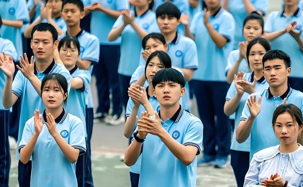原創多地小學老師過剩，轉去教初中！我國小學在校生2023年已達峰，小學教師一年減少13.19萬人