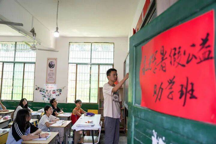 “8個雞蛋”少年賀永輝，上大學前先當了“賀老師”