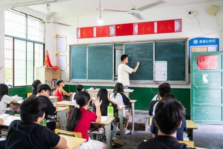 “8個雞蛋”少年賀永輝，上大學前先當了“賀老師”