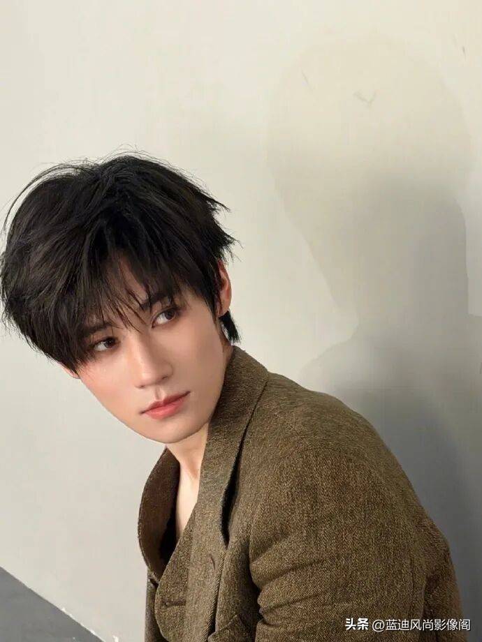 原創張真源這身：同一套衣服，雨夜大片他是貨架，手機花絮他活了