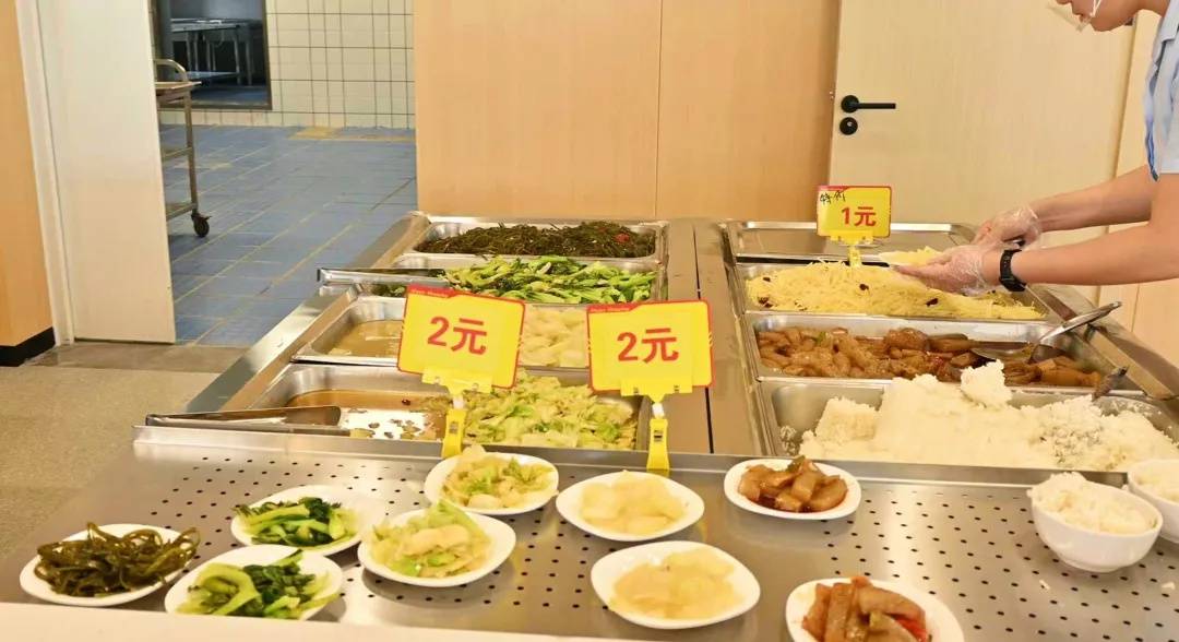 福耀科技大學首批本科生暑假生活：19人前往頭部企業實習，13人赴劍橋大學交流學習