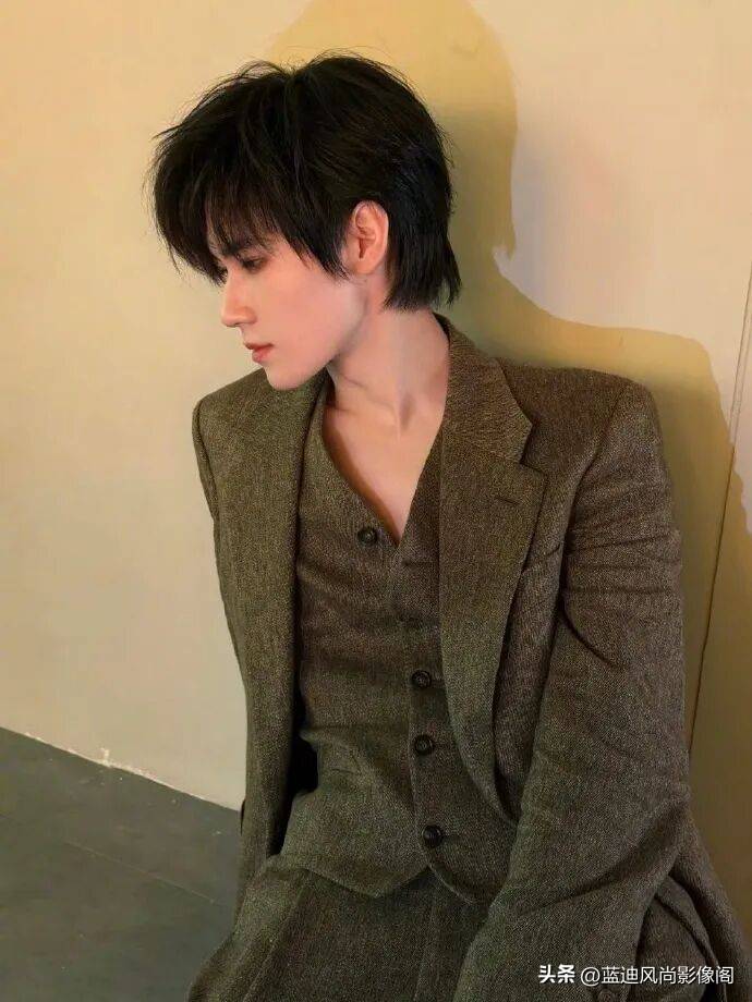 原創張真源這身：同一套衣服，雨夜大片他是貨架，手機花絮他活了