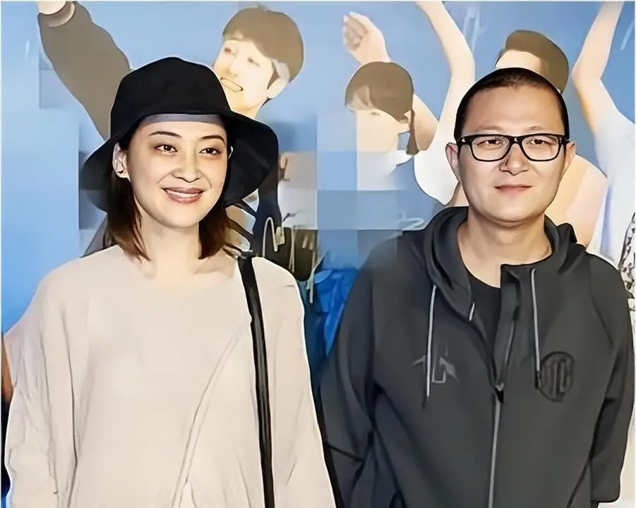 原創51歲梅婷現狀：帶兒子老公赴美旅遊，未見女兒，素顏晨跑無人識