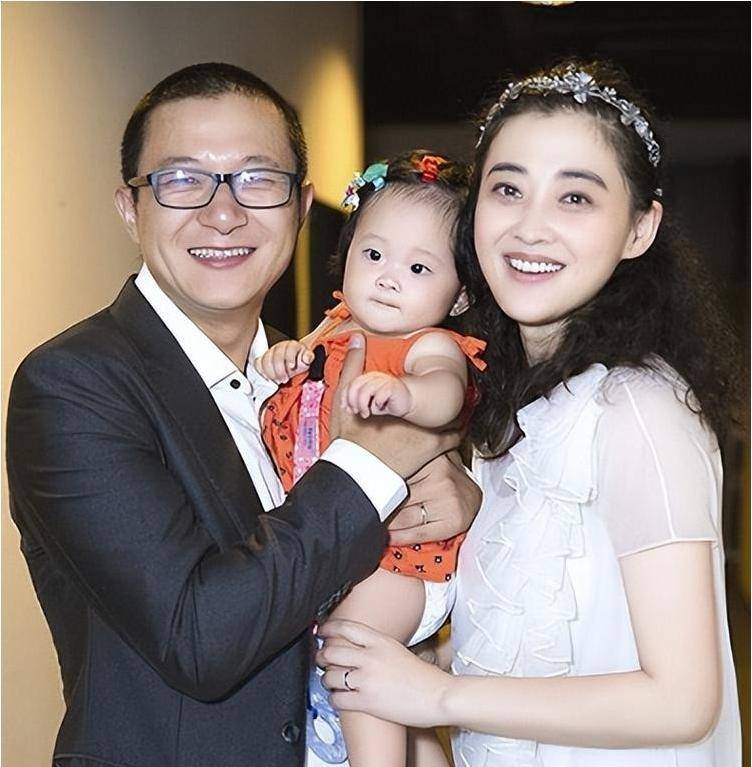 原創51歲梅婷現狀：帶兒子老公赴美旅遊，未見女兒，素顏晨跑無人識