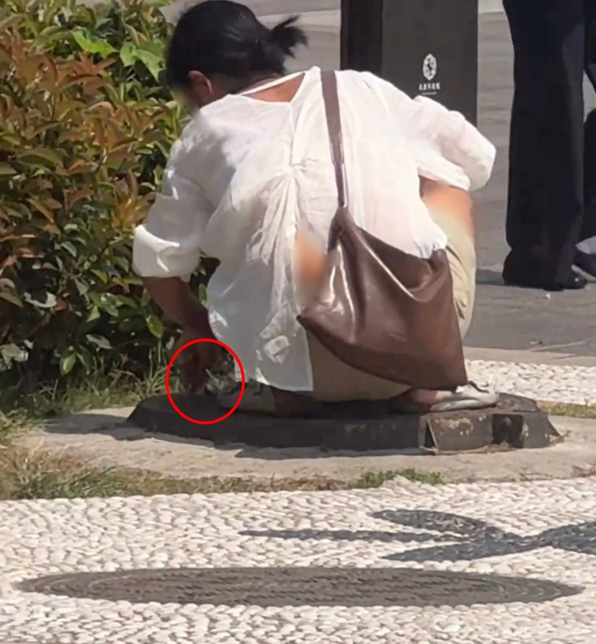 女子形跡可疑四處張望，向西安街邊雨水井塞入管狀不明物品，警方已介入調查