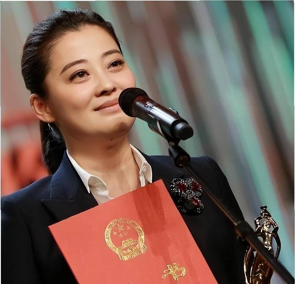 原創51歲梅婷現狀：帶兒子老公赴美旅遊，未見女兒，素顏晨跑無人識