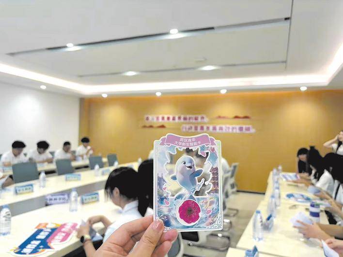 武漢首發大學新生智慧卡 40餘萬名新生人手一張