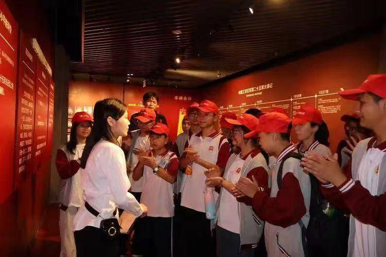 聽著紅軍故事長大，“95後”研究生返鄉執教，把歷史講給更多人聽