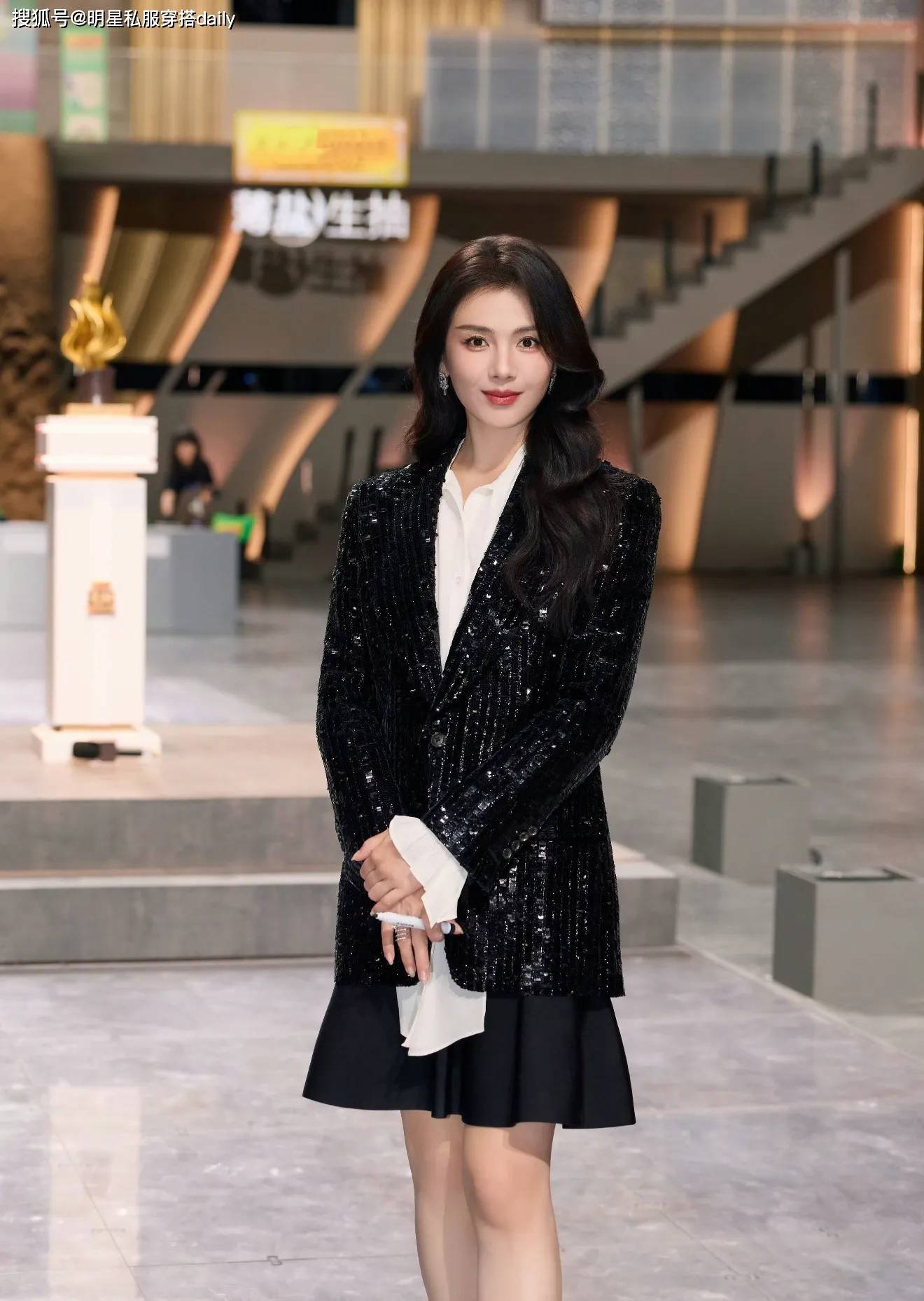 原創中年女性穿搭精髓：不花哨、重質感！跟著劉濤穿襯衫，優雅顯貴超耐看