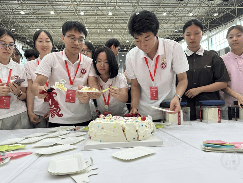 有“專屬生日禮物”，西南政法大學新生集體慶生