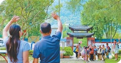 堅守，在落松地小學