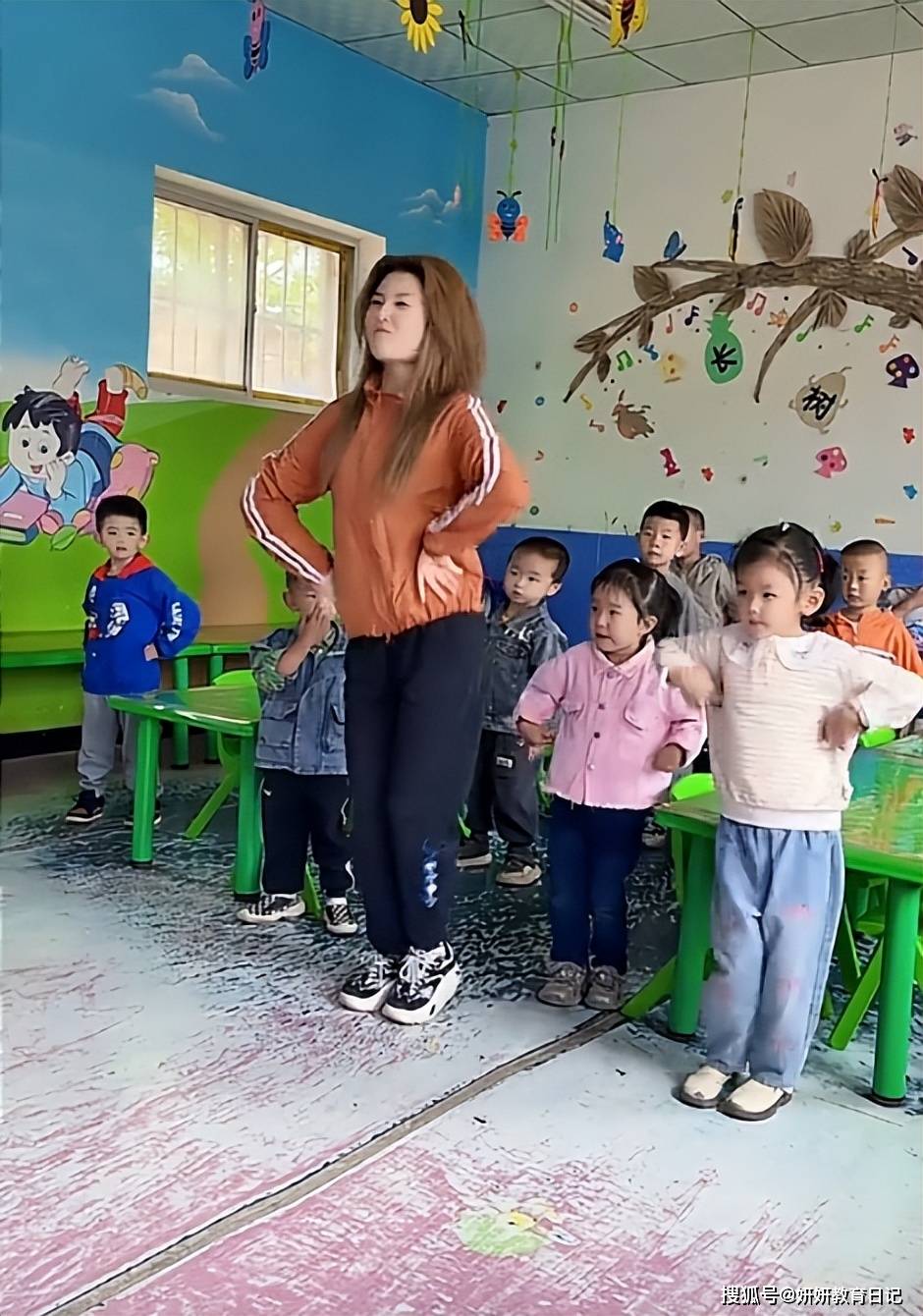 原創“你把孩子教毀了”，農村幼師舞蹈影片火了，網友：環境這樣很正常