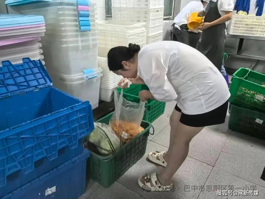 恩陽區第一小學開展食堂開放日活動