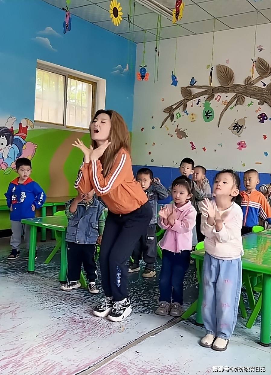 原創“你把孩子教毀了”，農村幼師舞蹈影片火了，網友：環境這樣很正常