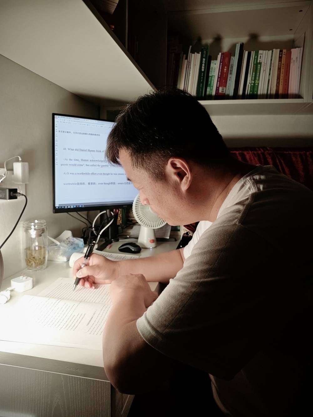 47歲三戰考研大叔開啟研二生活，從大齡新生變身為研二學長，未來希望繼續讀博深造
