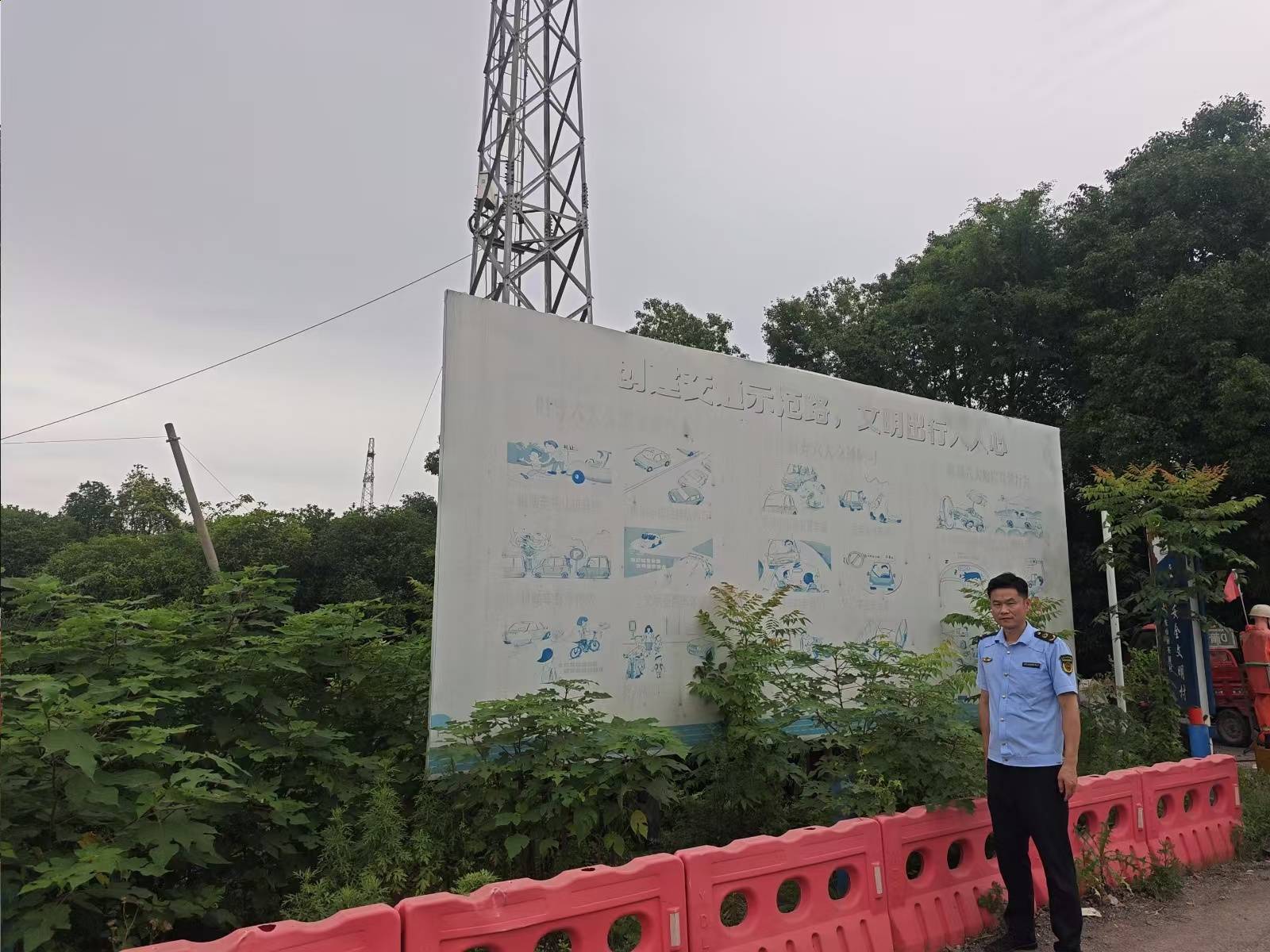 江夏區安山街快速拆除107國道旁隱患廣告牌