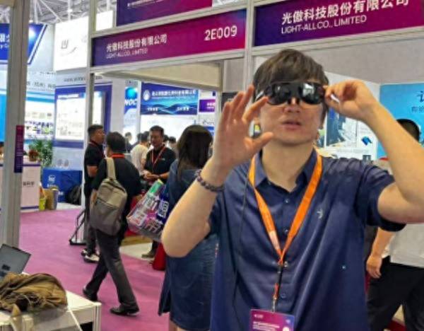 AR眼鏡離“戴一天”還有多遠？深圳光博會里的量產競賽