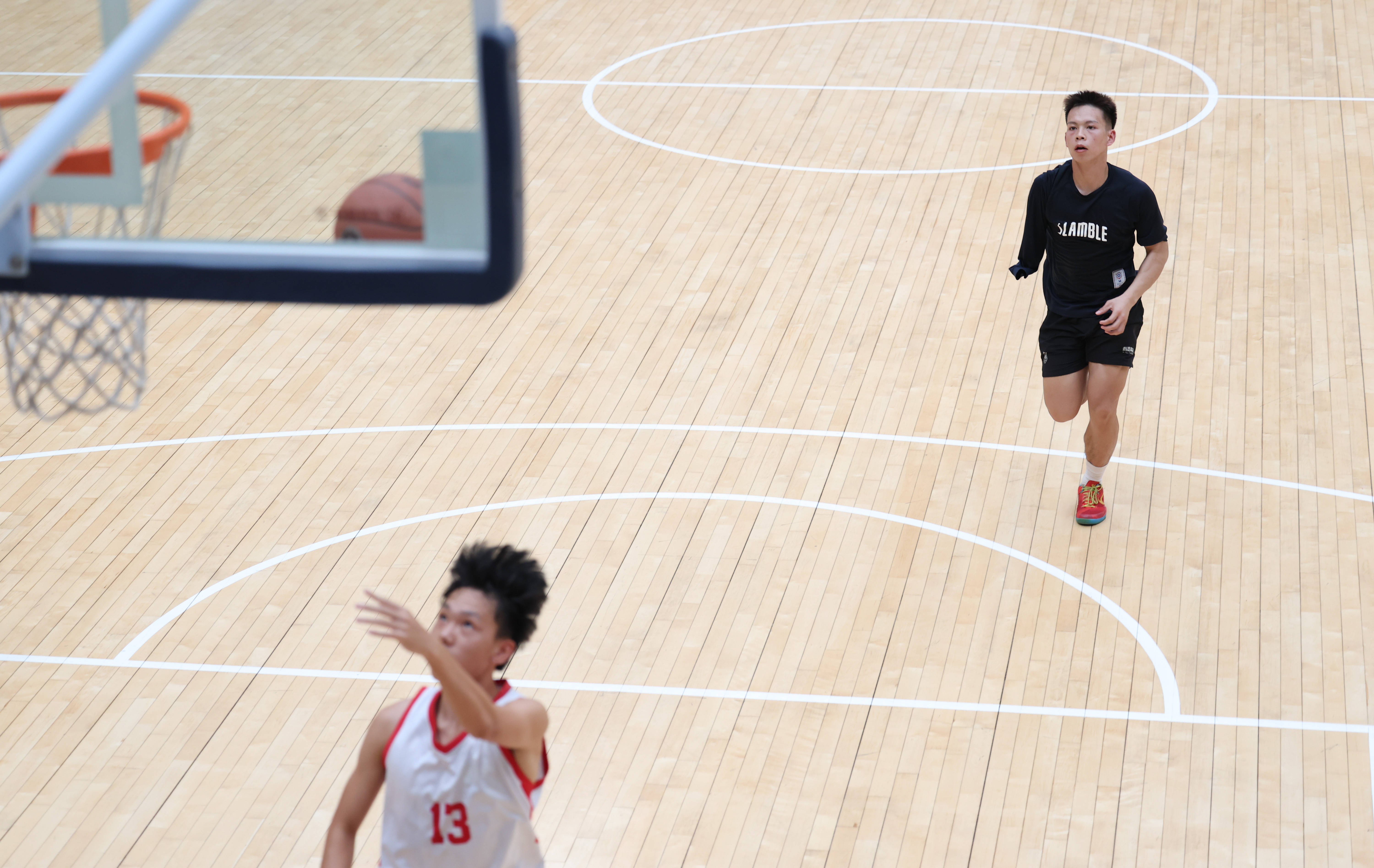 （體育）新賽場 新起點！獨臂籃球少年開啟大學生活