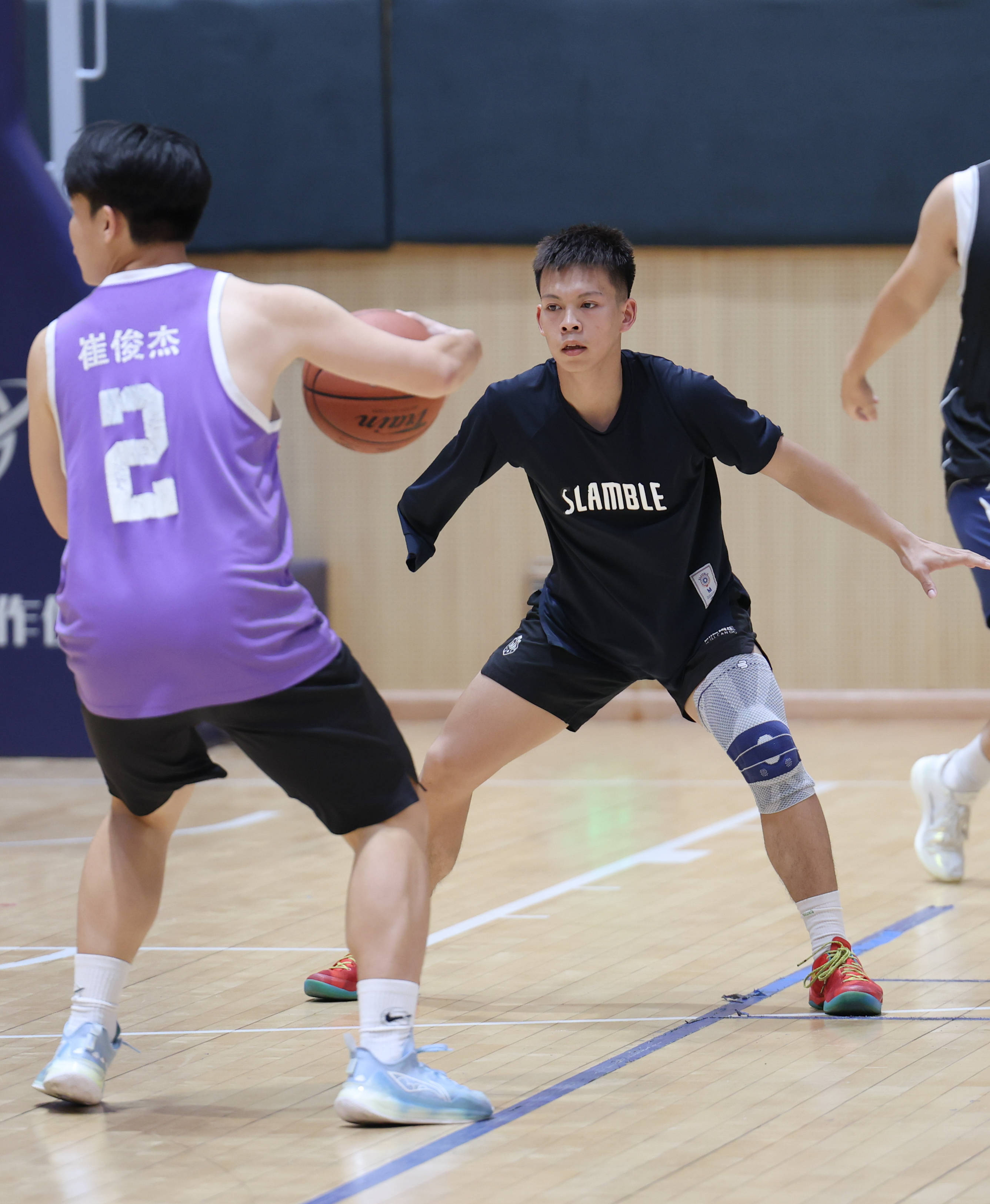 （體育）新賽場 新起點！獨臂籃球少年開啟大學生活