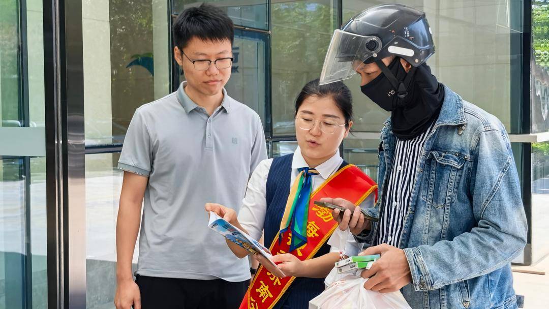 金融+法律雙護航！渤海銀行濟南分行把法律公益諮詢送到戶外勞動者身邊