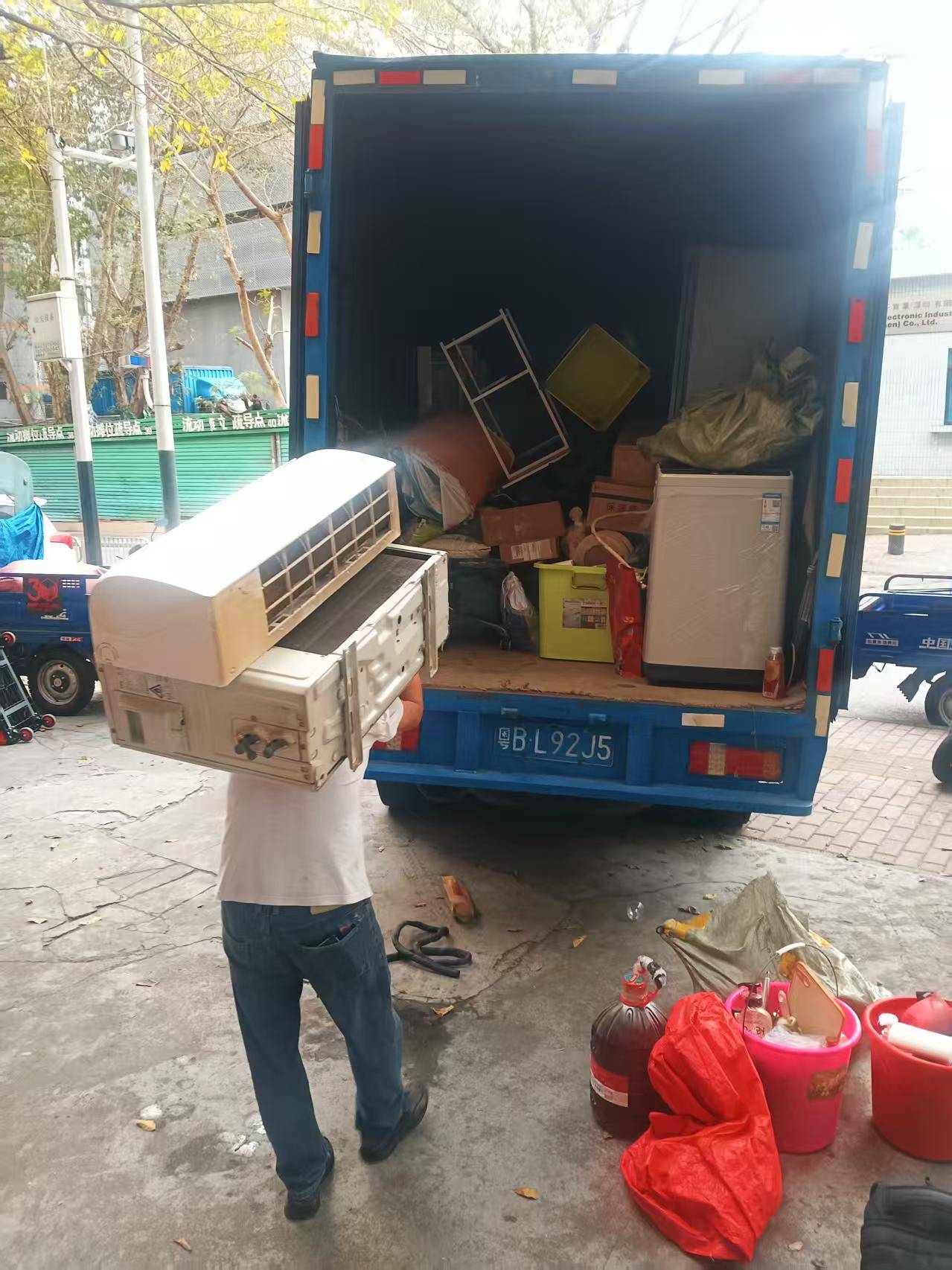 龍華搬家公司推薦：深圳龍華搬家怎麼選？企業員工 + 居民搬家全攻略