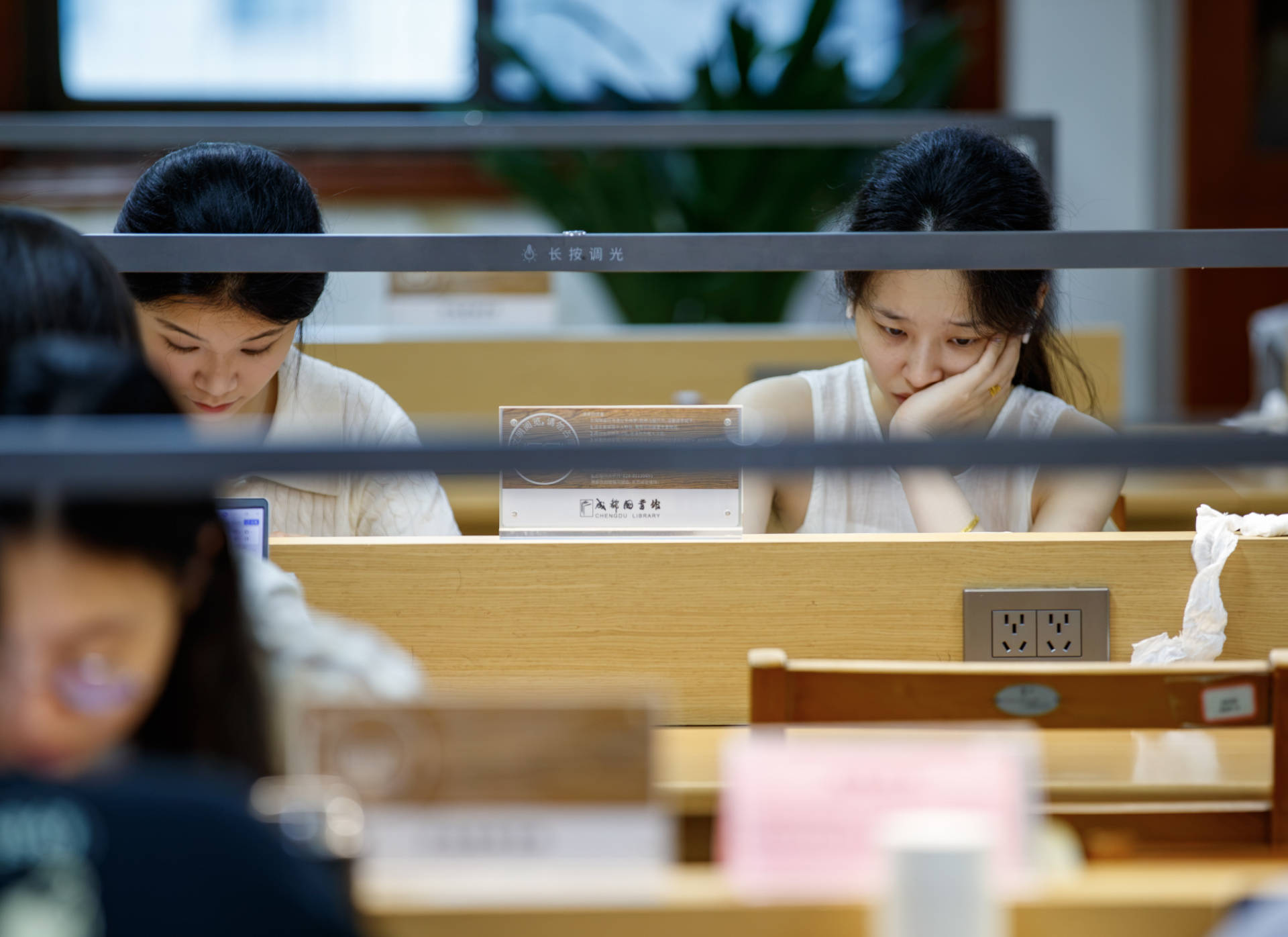 秋韻潤書香 成都圖書館老館鬧市聚人氣