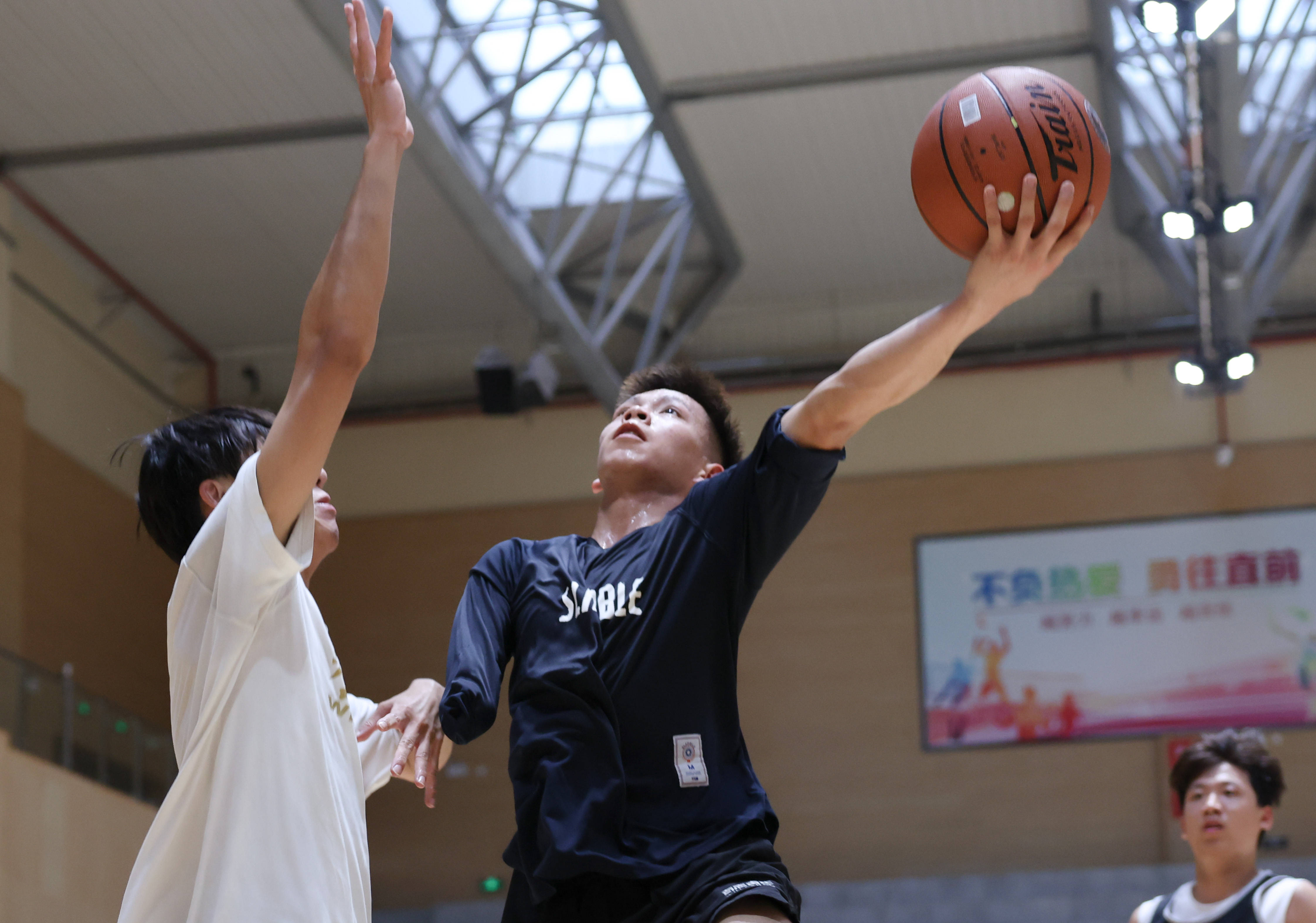 （體育）新賽場 新起點！獨臂籃球少年開啟大學生活