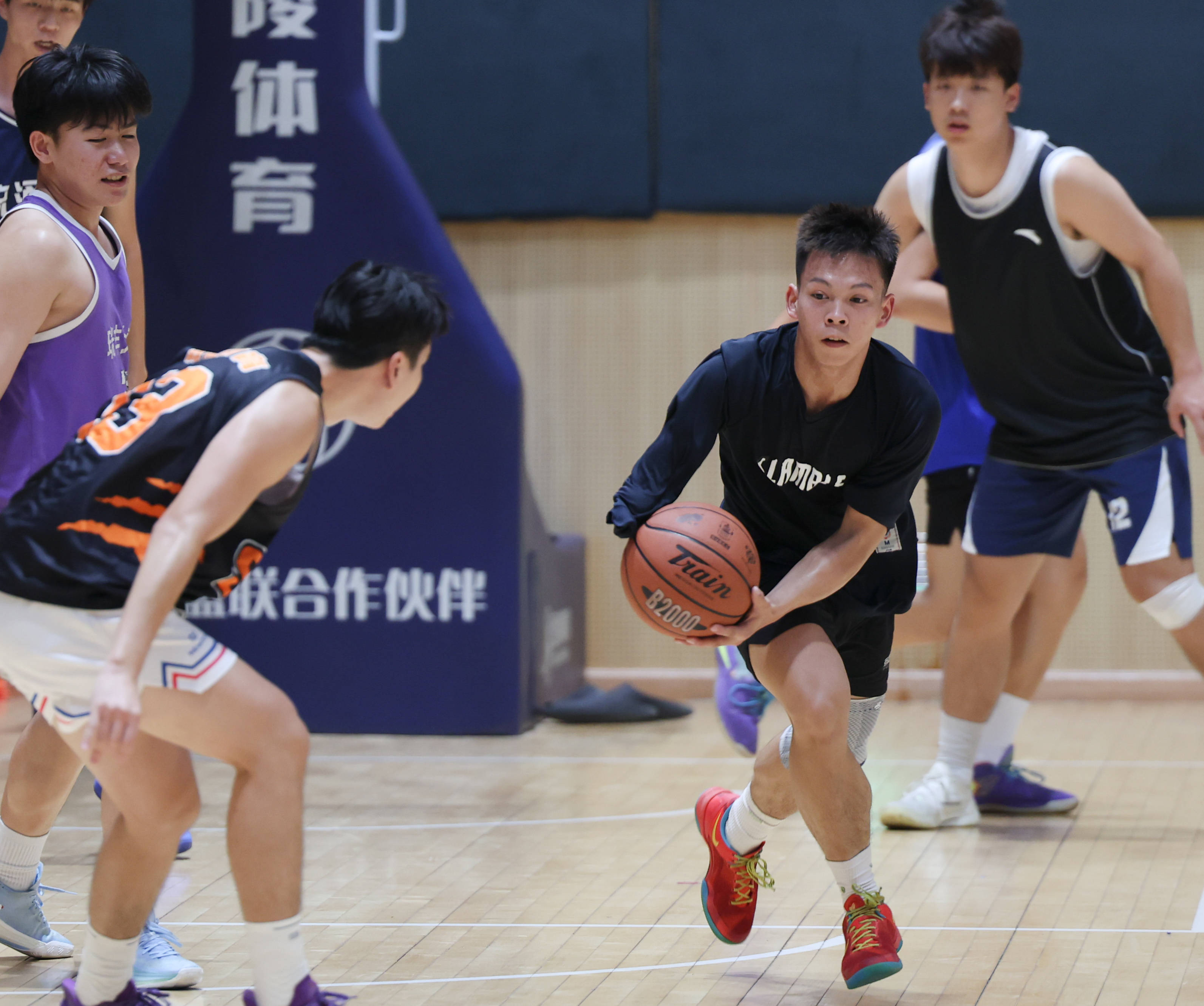 （體育）新賽場 新起點！獨臂籃球少年開啟大學生活