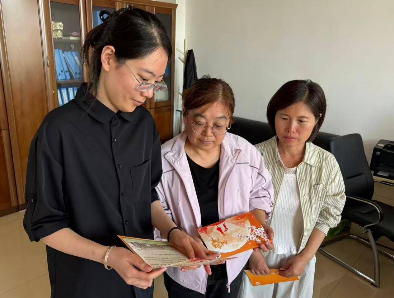 原創一張文創賀卡感恩教職工 盤錦弘毅中學與家委會打造和諧家校共育新局面